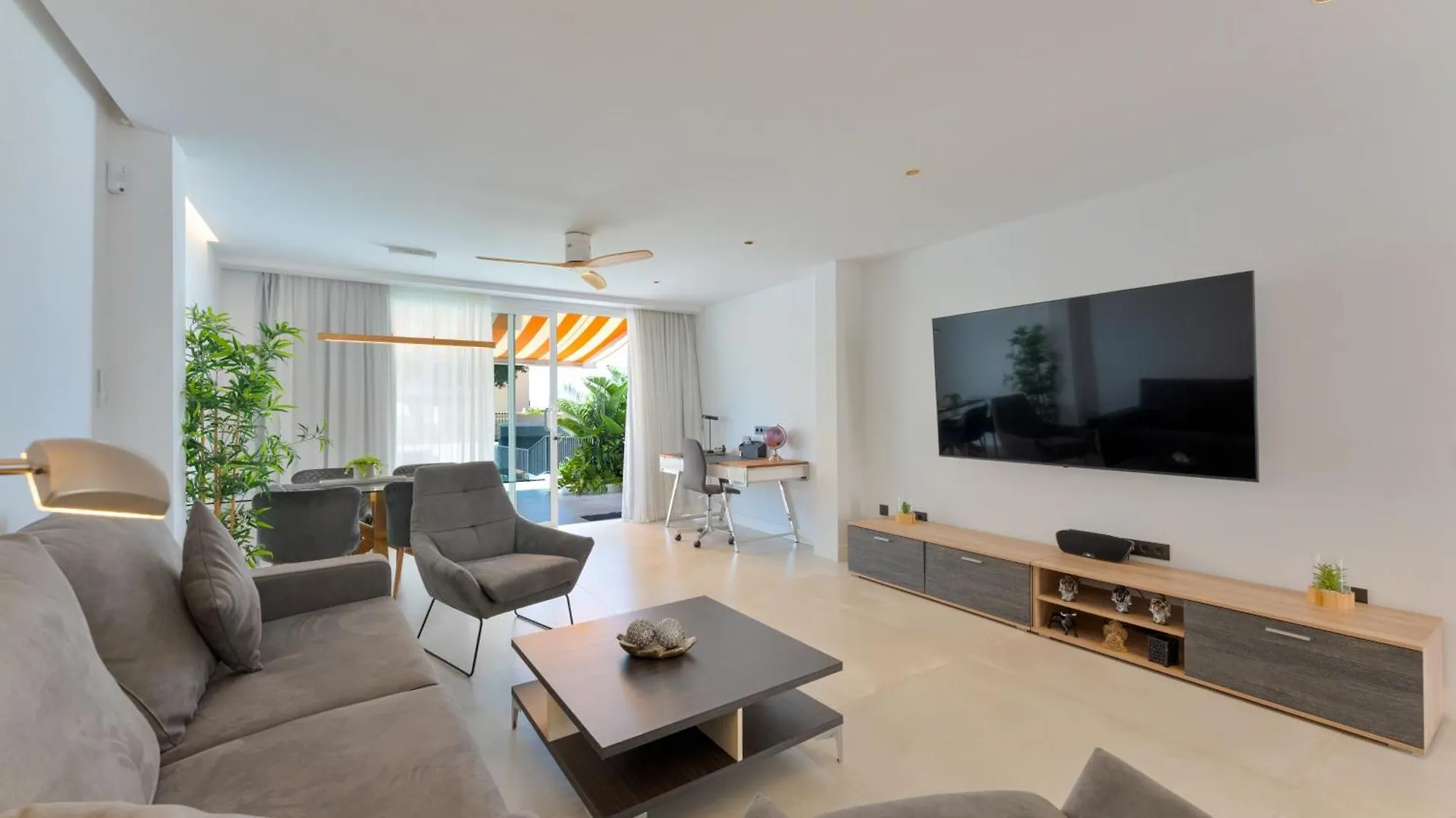 Apartamento Designer Loft With Pool, With Gigantic Terrace And Private Parking & In The City Centre Costa Adeje
